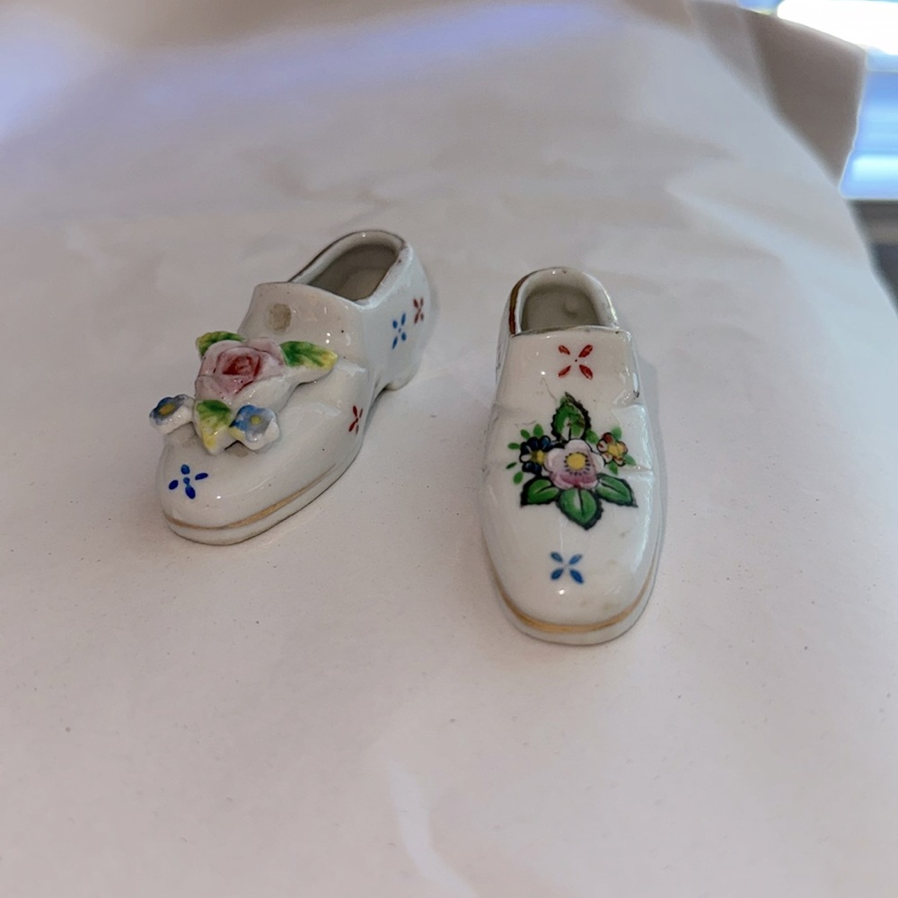 H.Kato Pair of Ceramic Porcelain Miniature Shoe Made in Occupied Japan